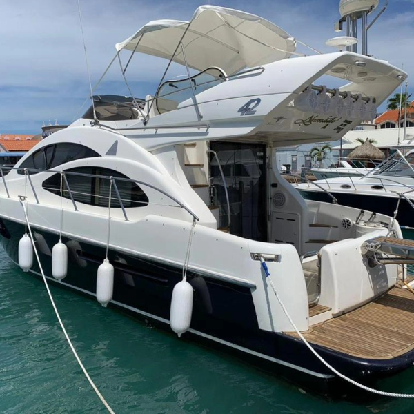 Azimut Luxury Yacht in Aruba 02