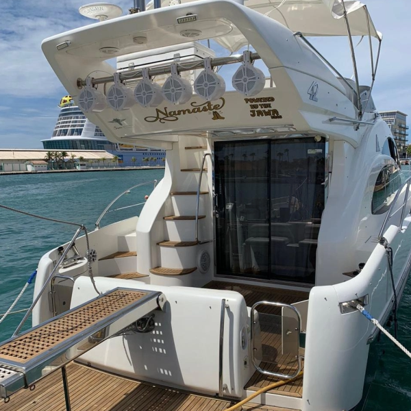 Azimut Luxury Yacht in Aruba 03