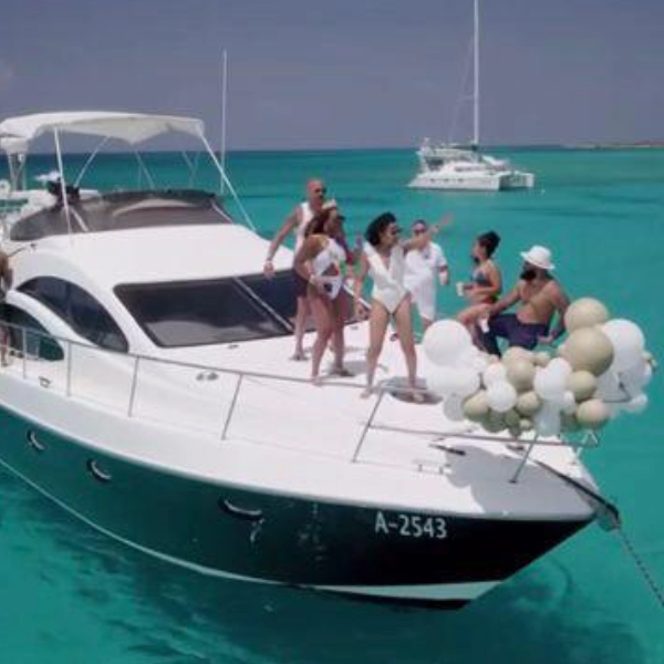 Azimut Luxury Yacht in Aruba 04