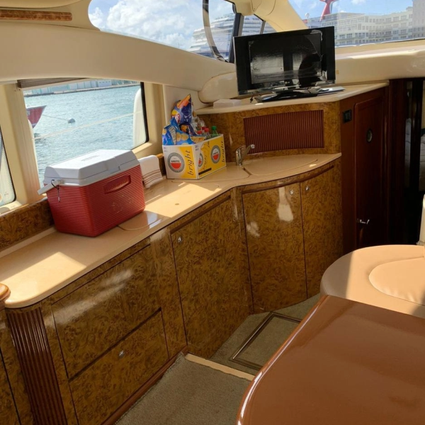 Azimut Luxury Yacht in Aruba 05