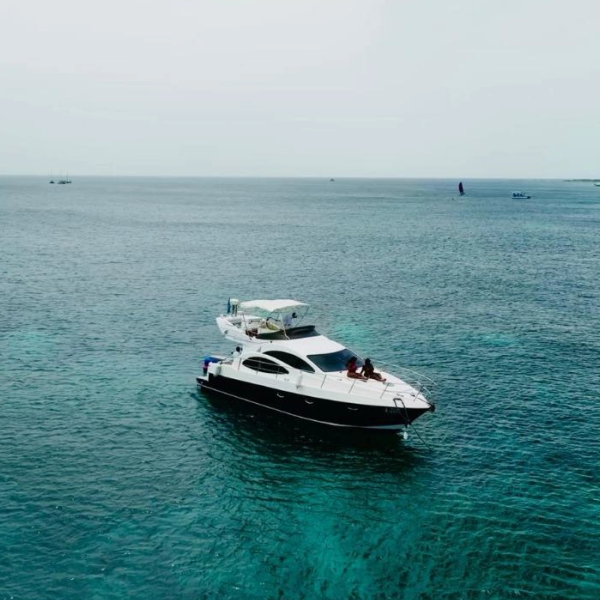 Azimut Luxury Yacht in Aruba